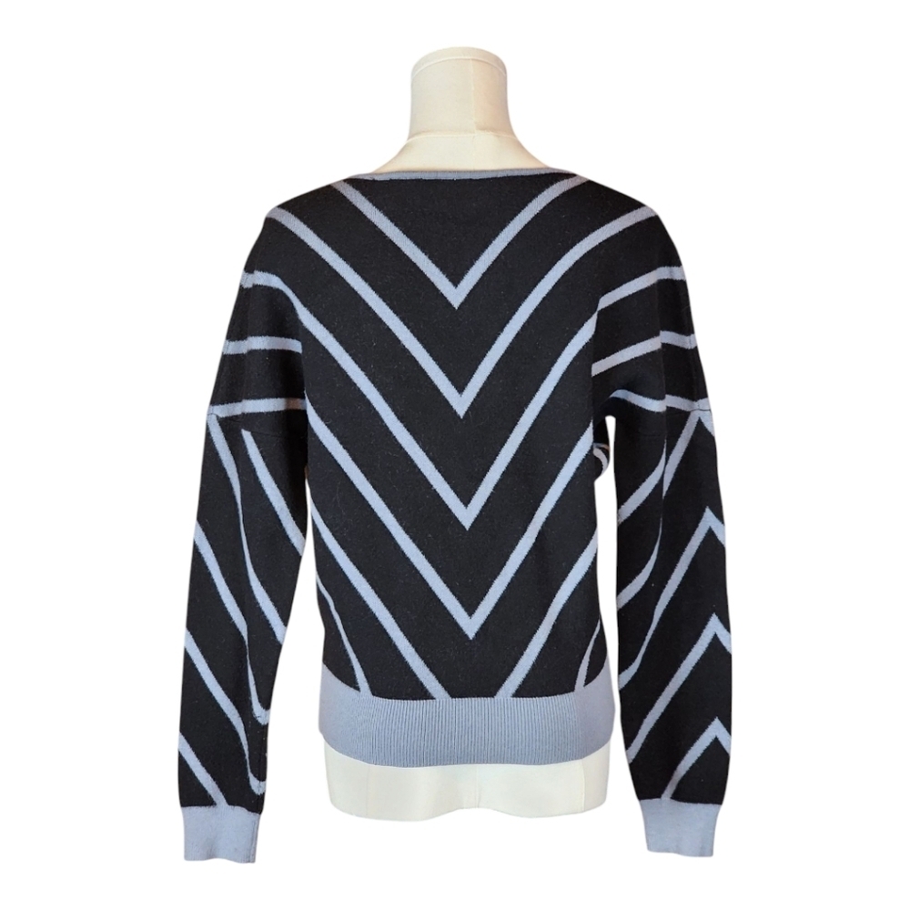 T Tahari Black Chevron V-Neck Sweater Light Blue Trim Soft Stretch Knit Chic L - Picture 3 of 7